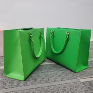 Nuovo Design personalizzato All Over Debossed Logo borsa in pelle PU borse a mano di grande capacità borse da donna - Product Image 3