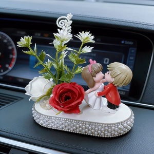 Graziosa Bambola di Coppia per Cruscotto Auto, Ornamento con Base in Strass, Fiore di Rosa Artificiale, Decorazione Romantica per Interni Auto, Regalo di Nozze - Product Image 4