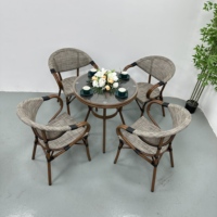 Ensemble de chaises et table de café confortables pour l'extérieur, en aluminium empilable avec chaises en tissu maillé, idéal pour les magasins, cafés et salons de lait.