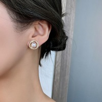 Boucles d'oreilles vintage à clous. Nouvelles boucles d'oreilles tendance, simples et élégantes avec une touche design. Accessoires pour femmes.