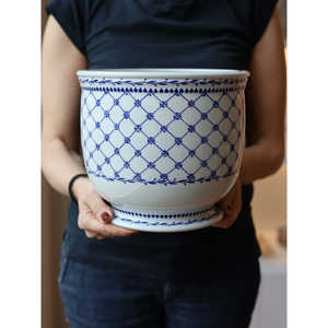 Vase en porcelaine rétro Art Déco Mangani Firenze, blanc et bleu, support de table en céramique, style chinois par Design - Product Image 3