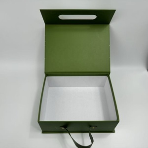 Caja de Regalo de Cartón Rígido con Cierre Magnético de Lujo y Logotipo Personalizado, con Revestimiento UV, Forro de Esponja y Asa de Transporte - Product Image 2