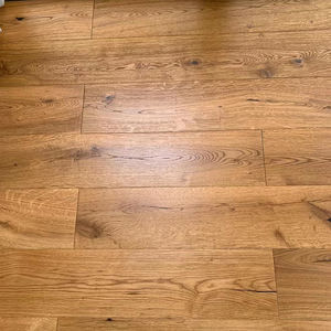 Pavimento in legno massello di rovere a grana dritta con battiscopa per soggiorno sfalsati pavimenti in legno di lunghezza casuale - Product Image 3