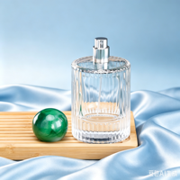 Flacon de parfum carré artisanal de luxe en verre 30ml 50ml 100ml avec couvercle en marbre et base en relief, design unique