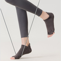 Chaussettes de Pilates antidérapantes professionnelles en gros, chaussettes de yoga d'été à cinq doigts et bout ouvert, chaussettes de yoga tricotées à points antidérapants