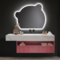 Meuble-lavabo flottant rose cannelé de luxe moderne avec lavabo, miroir LED irrégulier, armoire murale et étagère ouverte pour projets hôteliers