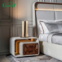 Italienische Luxus-Villa Kingsize-Bett Echtleder-Schlafzimmer-Set mit LED-Beleuchtung Moderne High-End-Möbellösung für Zuhause