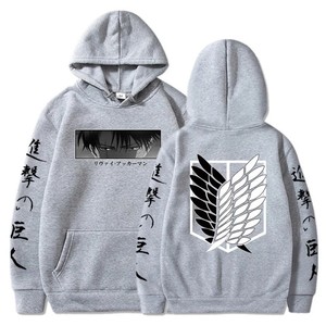 Felpa con cappuccio stampata " L'attacco dei Giganti "   Il pullover Harajuku da uomo in stile coppia è un look street style ispirato agli anime di tendenza. - Product Image 2