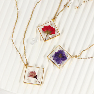 Collana con Fiori Pressati in Resina, Collana con Fiore del Mese di Nascita, Collana con Fiore del Compleanno per Donne, Regalo di Gioielleria per Compleanno e <span class=keywords><strong>Festa</strong></span> <span class=keywords><strong>della</strong></span> <span class=keywords><strong>Mamma</strong></span> - Product Image 4
