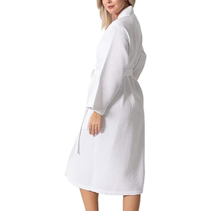 Accappatoio da donna bianco in maglia waffle con colletto kimono, maniche lunghe, cintura annodabile, tasche laterali, leggero, per spa e hotel - Product Image 2