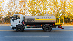 Le fabricant vend un véhicule de pulvérisation vert Dongfeng Huashen 9300L 4x2 avec une pompe à eau personnalisée haut de gamme et un débit élevé - Product Image 5