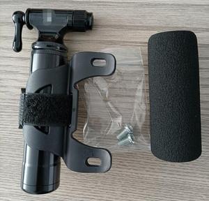 Pompe à air portable d'urgence 16g pour pneus <span class=keywords><strong>de</strong></span> vélo (route et VTT) avec <span class=keywords><strong>valve</strong></span> Presta / Schrader - Product Image 4