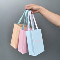 Sacs cadeaux en papier mat en gros, logo imprimé personnalisé, ruban en satin assorti pour boutique