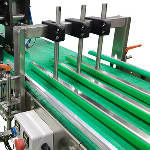 Linea di automazione degli imballaggi per alimenti e bevande con sistema di trasporto sincrono a catena piatta a più file - Product Image 2