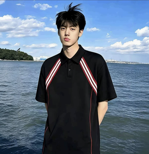 Polo de manga corta negro para hombre con rayas rojas y blancas, estilo casual, tejido de punto, corte regular - Product Image 1