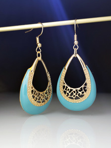 Orecchini Pendenti Vintage con Smalto Intagliato e Motivo Blu, Accessori di Moda per Donne - Product Image 2