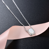 Collier tendance en argent sterling 925 avec pendentif en opale blanche créée et zircone cubique CZ, pierre de naissance rectangulaire artificielle