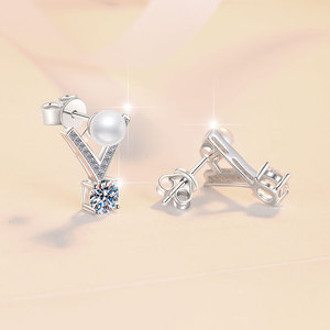 Boucles d'oreilles clous en argent sterling 925 avec perles d'eau douce en forme <span class=keywords><strong>de</strong></span> V <span class=keywords><strong>de</strong></span> 6 et 8 mm et moissanite taille ronde VVS1 <span class=keywords><strong>de</strong></span> 0,5 et 1 carat pour femme - Collection Elegance Jewelry - Product Image 3