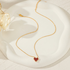 Tour de cou parisien en forme de cœur-Chaîne en acier inoxydable plaqué or 18 carats avec pendentif cœur cramoisi en émail vitrifié - Product Image 4