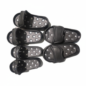 Zapatos con Púas para Aplicación de Revestimiento Epóxico para Pisos - Product Image 1