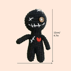 Bambola di Crochet Nera Malefica Personalizzata con Cuore Rosso, Portachiavi Fatto <span class=keywords><strong>a</strong></span> Mano per Peluche Imbottiti - Product Image 1