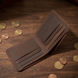 Portefeuille horizontal minimaliste pour homme en cuir véritable pleine fleur Crazy Horse, avec fermeture éclair et emplacements pour cartes imprimés au laser - Product Image 1