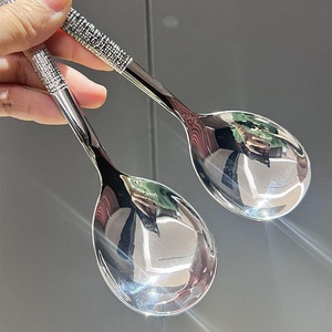 <span class=keywords><strong>Cuillère</strong></span> à soupe martelée <span class=keywords><strong>en</strong></span> acier inoxydable <span class=keywords><strong>en</strong></span> <span class=keywords><strong>métal</strong></span> brillant argent à long manche louche domestique cuillères à dîner bon marché - Product Image 1
