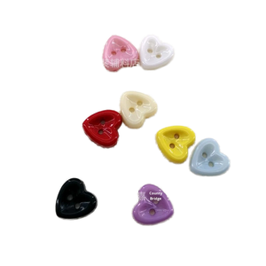 Nút nhựa hình trái tim bóng mượt, nhiều màu sắc, 2 lỗ, dùng để cài áo sơ mi, áo cardigan trẻ em - Product Image 3