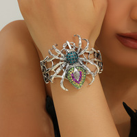 Bracelet élastique araignée style punk pour Halloween, accessoire de fête tendance. Disponible en stock.