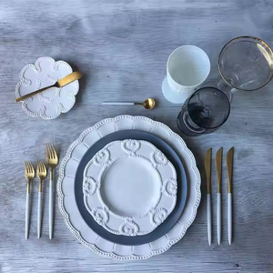 Assiette de service blanche délicate avec bord festonné et motif perlé en relief, service de vaisselle en porcelaine, ensemble d'assiettes en céramique - Product Image 2