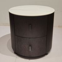 Table de chevet élégante, fonctionnelle, intemporelle, moderne, noire, style bois anglais, avec tiroir, configuration classique, durable, pour usage hôtelier