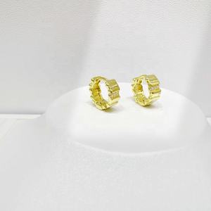 Vente en gros de boucles d'oreilles créoles simples en argent sterling 925 et plaqué or 14K 18K, style géométrique coréen, tendance, pour l'été, à prix abordable. - Product Image 1