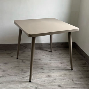Table de bistrot carrée de style minimaliste mobilier d'extérieur en métal durable pour café, salle à manger, hôtel, salon à la mode - Product Image 1