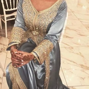 Robe de soirée exclusive époustouflante, longueur ras du sol, avec perles de verre et ornements en pierre |   Robe de mariée et de soirée de créateur - Product Image 4