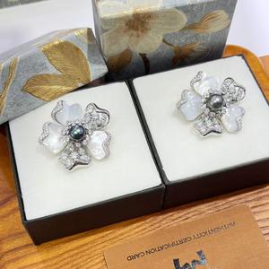 Broches en alliage de cuivre incrustées de perles de Tahiti de 9 mm, bijoux floraux ronds pour femmes, vente en gros - Product Image 1