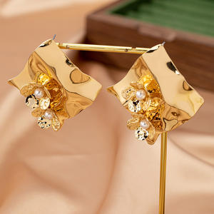 Pendientes de mujer de flor de perla tridimensional con pliegues de Metal geométricos irregulares a la moda - Product Image 4