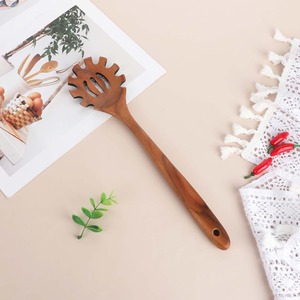 Herramientas de pasta de madera al mejor precio, cuchara de madera hecha a mano con dientes, cucharas coladoras de espagueti naturales - Product Image 5