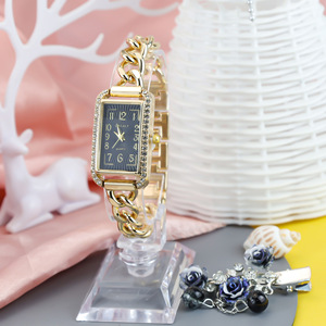 Montre à quartz rectangulaire pour femme, bracelet en alliage doré, cadran analogique avec accents de diamants, montre élégante et tendance - Product Image 4