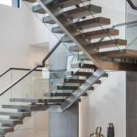 Escalier moderne en bois de chêne massif à poutre unique avec barre solide, garde-corps en verre et en métal, utilisation intérieure pour appartements et maisons