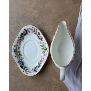 Gabriella P. Ensemble de 10 sets de table en porcelaine anglaise et sauceière Hathway Rose Wedgwood, service de table élégant - Product Image 3