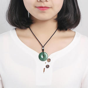 Colgante de Jadeíta Natural Grado A Verde Aceite Tipo Hielo Glutinoso con Diseño Étnico de Hebilla de la <span class=keywords><strong>Paz</strong></span> Unisex - Product Image 4