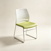Chaise de réunion empilable moderne pour bureau, en plastique PP, dossier ergonomique, assise rembourrée, base en traîneau, pour salles de formation et de séminaires