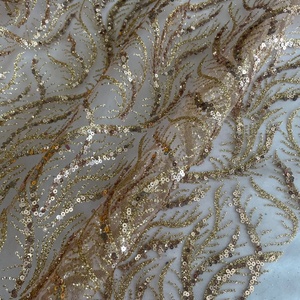 Tissu en maille à paillettes douces avec revêtement adhésif pour vêtements de mode - Product Image 4