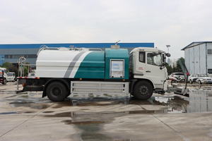 Carro de riego de alto rendimiento, camión de lavado y barrido eficiente con componente de motor central - Product Image 6