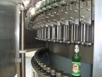 Máquina llenadora y cerradora de latas de cerveza, lata de aluminio, bebidas carbonatadas, máquina de prensado de cierre