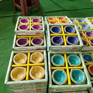 Ensemble de lampes décoratives colorées Diya, lampes à huile traditionnelles indiennes artisanales pour le festival Diwali, la décoration de la maison et les cadeaux - Product Image 1