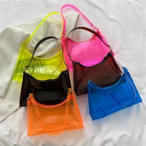 Großhandel Einschultertaschen aus PVC in Verschiedenen Farben Wasserdichte Mini-Schulter-Crossbody-Tasche mit Acrylketten-Dekoration - Product Image 3