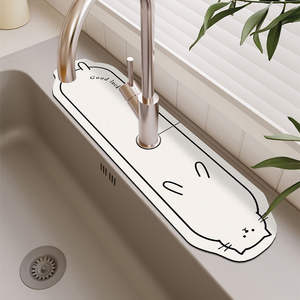 Alfombrilla absorbente rectangular Silly Cat para la zona del desagüe del lavabo del baño con diseño de buena suerte - Product Image 3