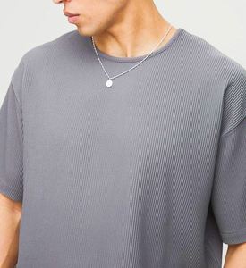 เสื้อยืดพลีทโอเวอร์ไซส์สีชาร์โคลและชุดกางเกงขาสั้นทรงหลวมความยาวปานกลาง ชุดแทรคสูทคุณภาพดีที่สุดแบบสั่งทำ - Product Image 3