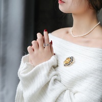 Broche de luxe Qianzuyin en cuivre plaqué or, perle de coquillage de haute qualité, broche fleur de pivoine en zircon pour mariages